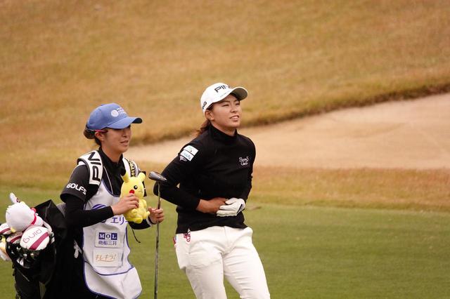 画像: 本人もドキッとした17番ホールの2打目のあとのホッとした渋野日向子