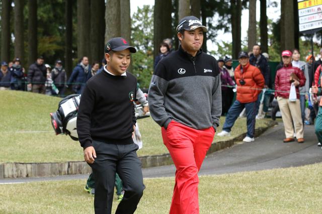 画像: 在学中から合宿など、すでにツアープロで活躍していた松山英樹(写真右)らから技術面のアドバイスを仰いでいたという比嘉一貴(写真は2016年「三井住友VISA太平洋マスターズ」撮影/姉崎正)