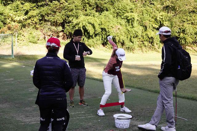 画像: 今週から帯同する斉藤大介トレーナーとホールアウト後の練習場で軽くトレーニング