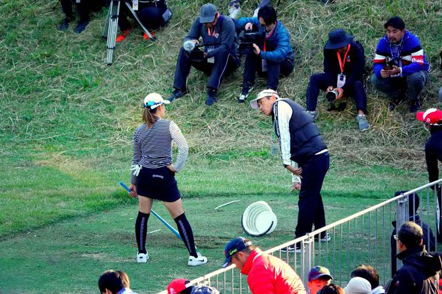 画像: 終了後の練習場で青木コーチとスウィングを調整した