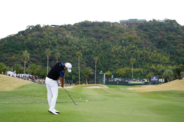 画像: 18番ホールでバーディフィニッシュをした金庚泰が3年ぶりの優勝を挙げた