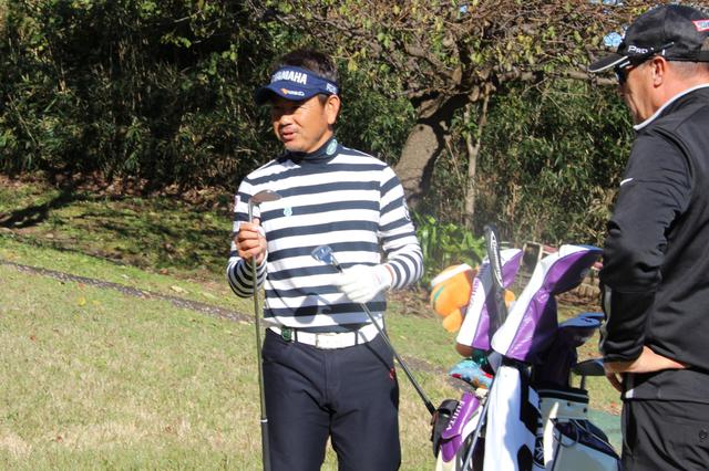 画像: まずは、現在使用中の「ボーケイSM7」とのデザインを入念に比較した藤田寛之
