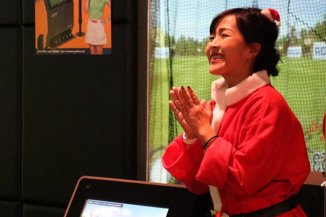 画像: レッスンを受けた女性がナイスショットをしたあと、青木は拍手をしながら喜んでいた