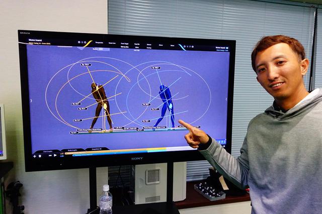 画像: 稲見のスウィングデータを指差す奥嶋。左がレッスン前、右がレッスン後。体の傾きが少なくなっているのが画面からわかる