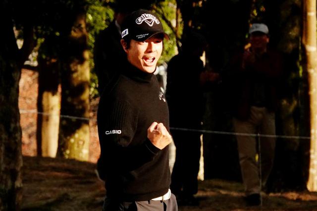 画像: 8番ホールでチップインを決めた石川はガッツポーズ