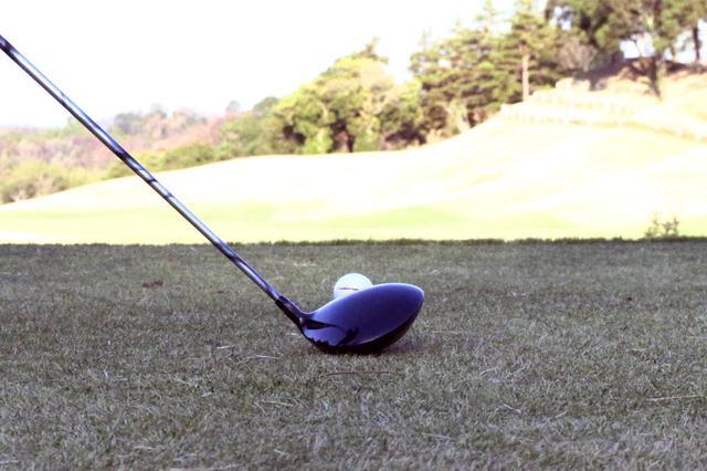 画像: 後方から見た淺井咲希のティショットのアドレス。ボールがドライバーのヘッドから3分の2程上に出ている