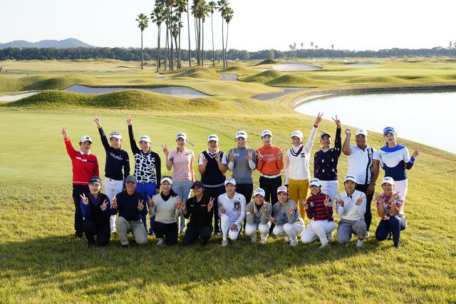 画像: 今年のLPGA「最終プロテスト」でツアープロゴルファーとしての資格を得た21名。過酷な選考レースを勝ち抜いただけでなく、プロになるために投資を惜しまずに狭き門を通過した(撮影/岡沢裕行)