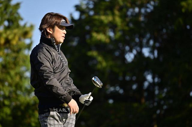 画像: 自分のクラブと比べて飛距離も出た岡田さん