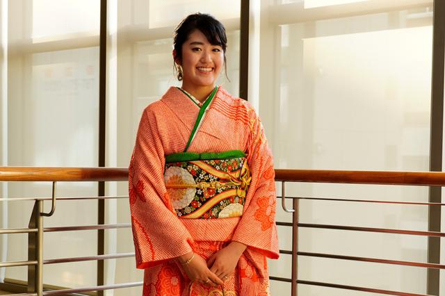 画像: 新人賞に輝いた昨年LPGAアワードでは祖母の代から伝わり、成人式で着用予定だったという晴れ着で登場した稲見萌寧(写真は19年「LPGAアワード」撮影/岡沢裕行)
