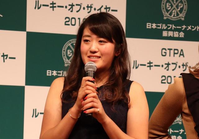画像: LPGAに続き、GTPA(日本ゴルフトーナメント振興協会)での「新人賞」に輝いた稲見。普段はおしとやかなお年頃の女性も、ひとたびコースに足を踏み入れると豹変⁉する