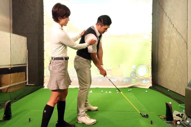 画像: 右肩を少し後ろに下げてアドレスすることでドローが打ちやすいセットアップになる