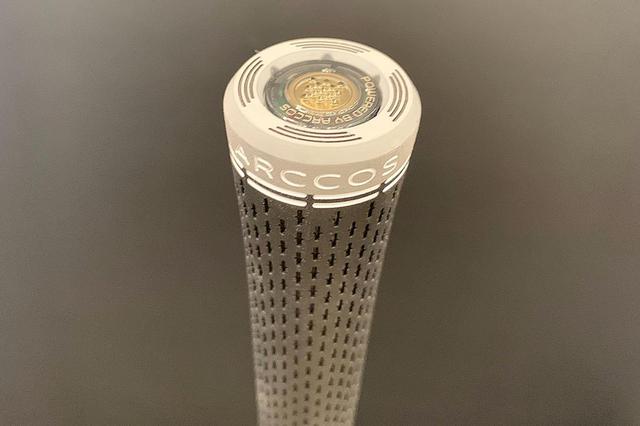 画像: G710アイアンはグリップエンドにIoT機器「アーコスキャディ」が装着されている