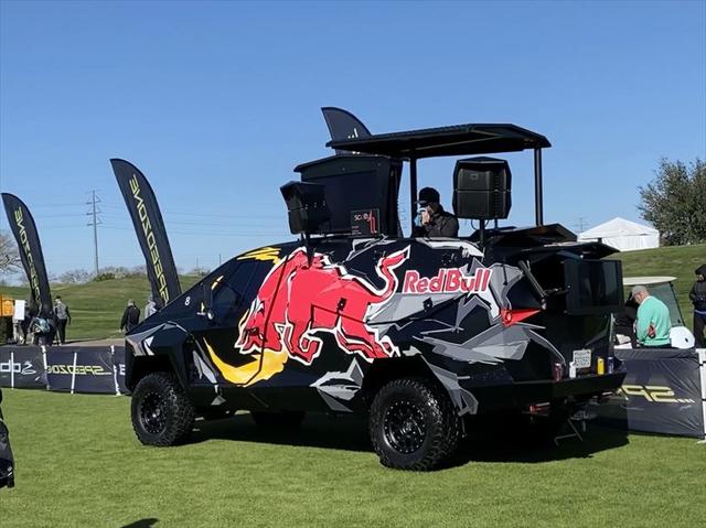 画像: コブラプーマのブースにあった装甲車? を改造したDJカー
