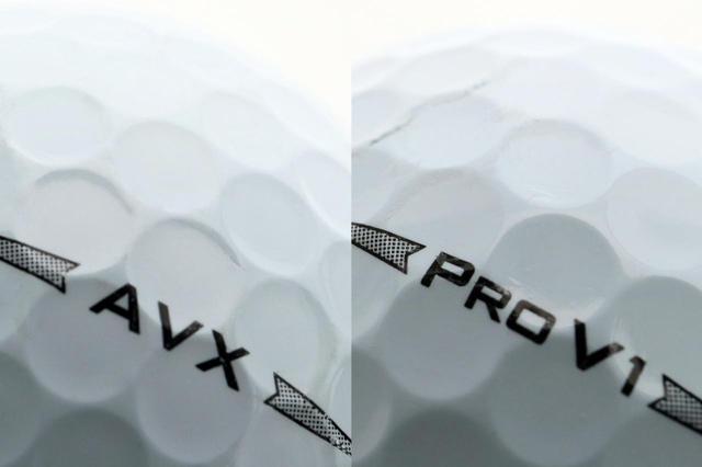 画像: AVXとプロV1の比較。AVXのほうがディンプルが立っていて窪みも平らだと中村