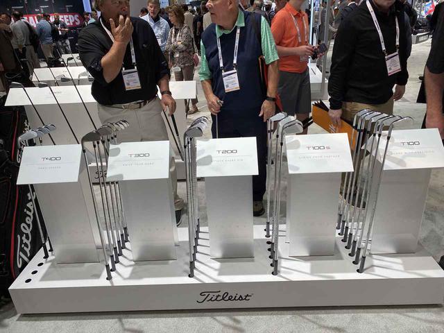 画像: 新しく追加されたT100S、T400を含めた5タイプのTシリーズが並べて陳列されていたのですが、多くの人がT400を手に取っていました。「見ろよこんなにソールが厚いぜ!」「ロフト立ってるな~すげー飛びそう」的なやり取りかな?