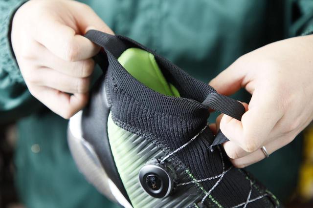 画像: 「3Dプライムニット」が縦にも横にも伸びるので履きやすくフィット感も抜群