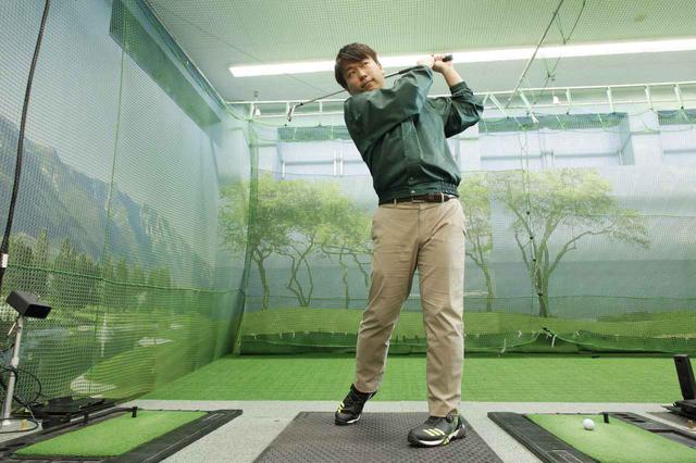 画像: 履き心地はやわらかいのに、スウィングしてもグラつかないホールド感、安定感がある