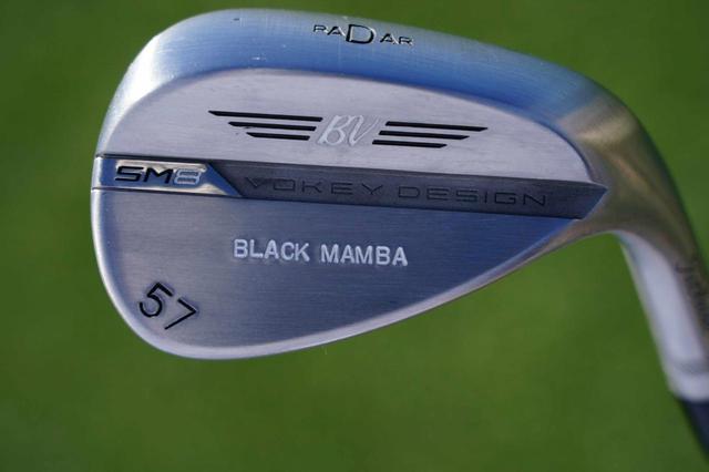 画像: トーマスの57度のバックフェースに「BLACK MAMBA」という刻印