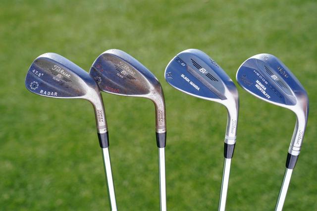 画像: 47.5度、52.5度、57度、60.5度のウェッジ4本体勢で試合に臨む