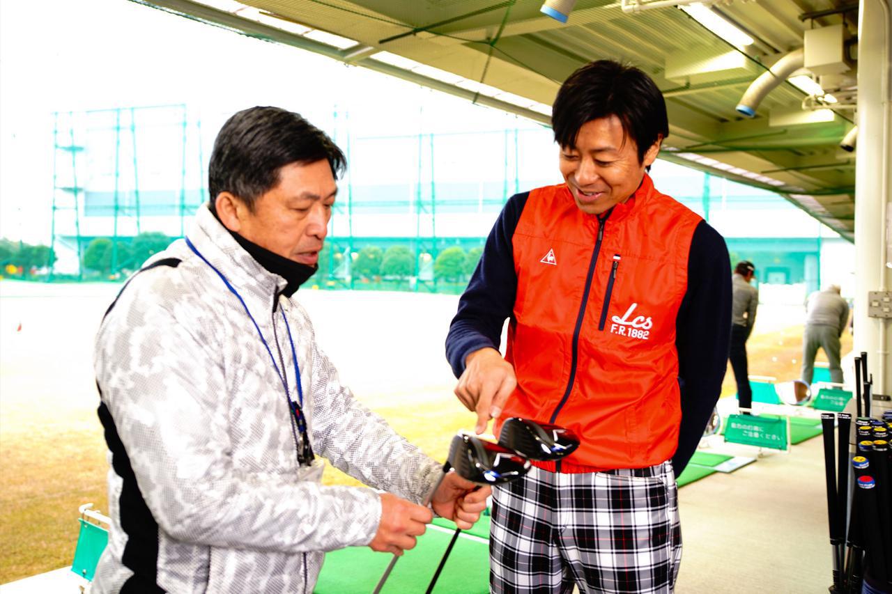 画像: ミズノのマスターフィッター清水俊充氏(写真左)にクラブのことをたずねる伊丹大介プロ(写真右)。試打会だと実際にメーカーの人の話が直接聞けるのも嬉しい