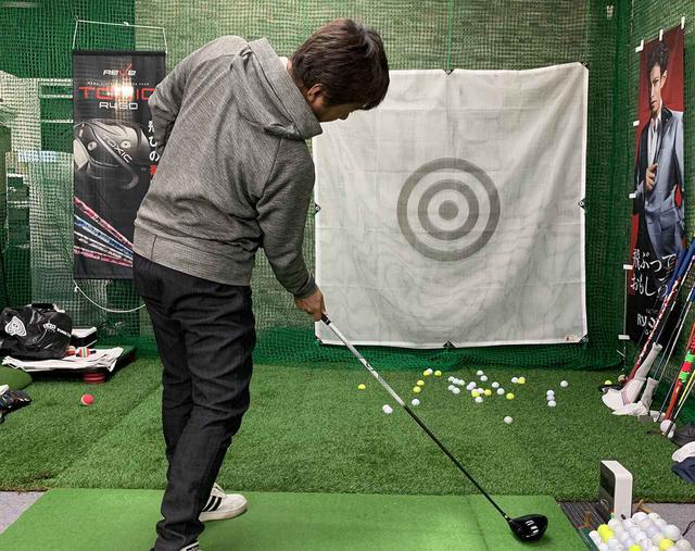 画像: 右肩がボールの方向を向いて、左肩は空のほうを向きます