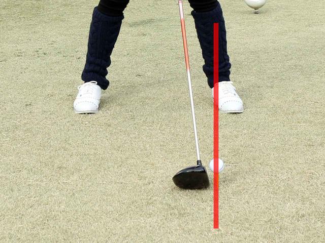 画像: ボール位置は左足のかかと線上を目安にしよう
