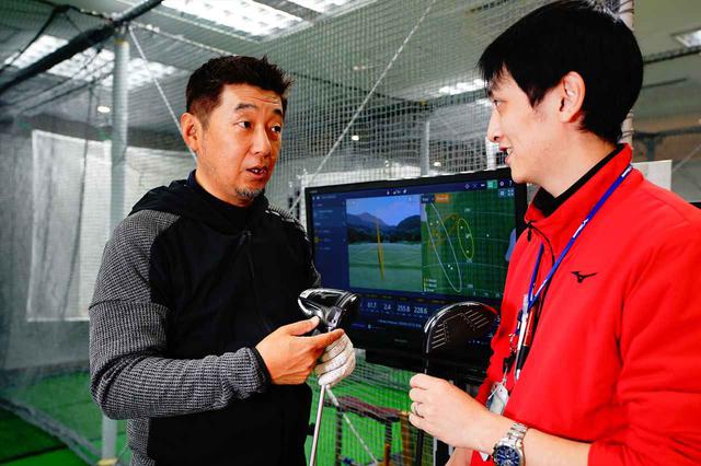 画像: ST200XとST200の違いを話す野村とミズノスタッフの矢島明樹さん
