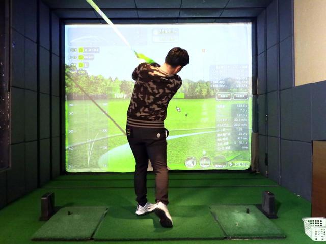 画像: まずは今江のスウィングをチェック。ヘッドスピードは47.9m/s、弾道はスライスだった