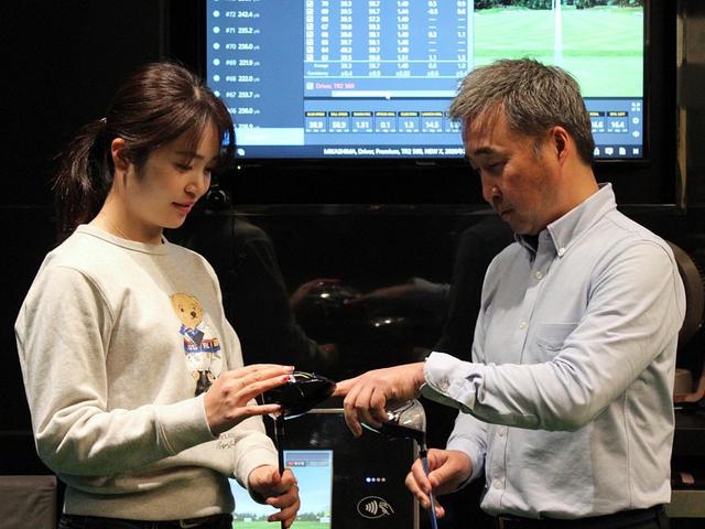 画像: フィッティングを務めるブリヂストンスポーツ阿部貴史氏が試打データを分析して調整を重ね、三ヶ島が試打を繰り返してイメージを擦り合わせていく