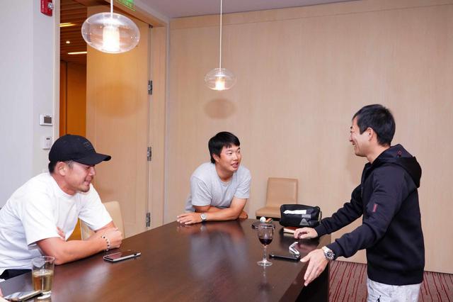 画像: 日本人選手のキャディたちも高地での飛距離問題について意見交換を重ねていた(左から出口キャディ、早藤キャディ、加藤キャディ)