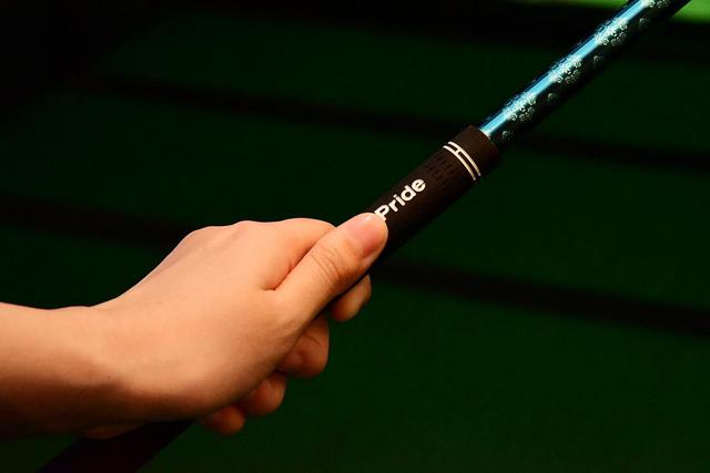画像: グリップがメンズシャフトを装着した場合に比べて細い。これがグローブサイズ18センチのS子にピッタリでした