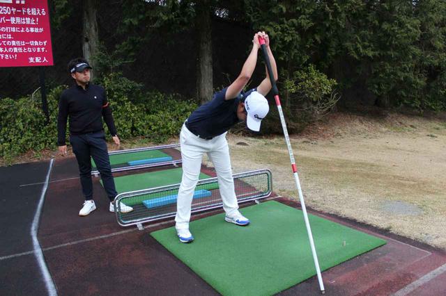 画像: 目澤はストレッチングポールで胸椎を伸ばすといいという