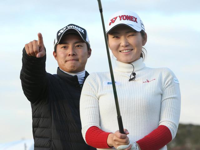 画像: プロゴルファー・石井理緒(右)と、そのキャディも務めるプロコーチ・栗永遼(左)(撮影/野村知也)