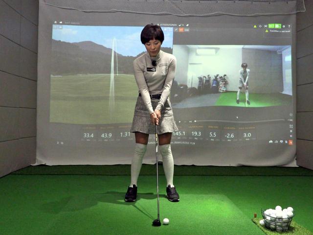 画像: アドレス時の体重配分は5:5。ボール位置は体のセンターよりボール一個分左に置こう