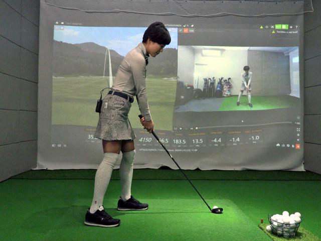 画像: 右足を後ろ側に引き、クローズスタンスで打つ練習ドリル