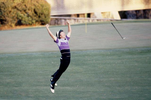 画像: 1987年大会、チップインバーディでグレッグ・ノーマンとのプレーオフを制したラリー・マイズ
