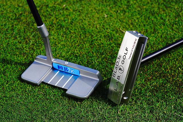画像: 自立するパター「S7K」(左)とL.A.B.GOLF「B.2」(右)