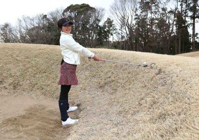 画像: きみさらずゴルフリンクス14番ホールのグリーン近くのバンカー。かなり強烈なつま先上がりで、ボール位置は腰よりも上の位置にある(撮影/野村知也)