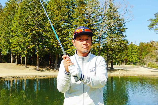 画像: 1番手大きいクラブを選び短く持ってスタンス幅も狭くする野村タケオさん