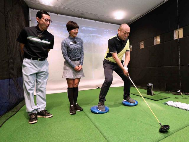 画像: バランスディスクの上に立ち、スウィングするドリルに挑戦(撮影/野村知也)