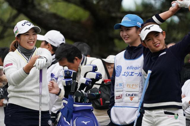 画像: 常に楽しみながら試合をしているという田中(写真左)。ツアーがいざ開幕となれば、短期決戦はチャンスしかないと語る(2019年の大王製紙エリエールレディスオープン)