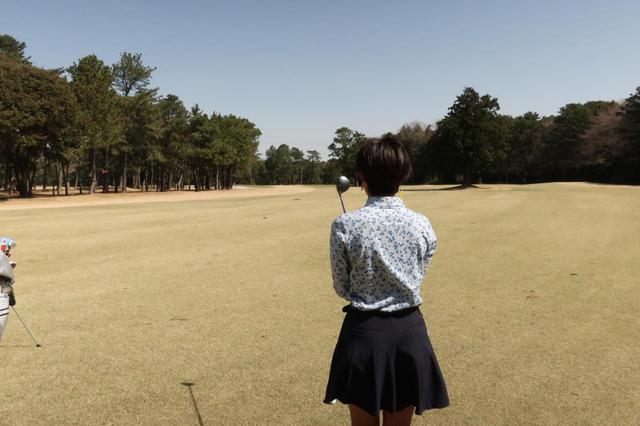 画像: フェアウェイの右サイドを狙い、ティショットを打った小澤。コース中腹のフェアウェイにある木はセカンドショットを打つ際の障害にならない位置取りとなっている