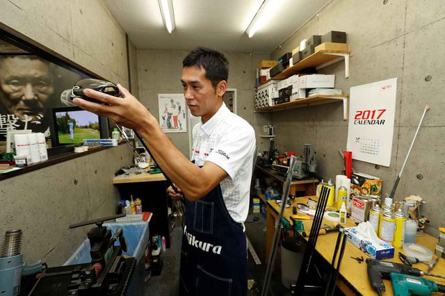 画像: シャフト交換はスウィングテンポに気を付けながら行う必要があると、「アフターゴルフ」のクラフトマン・佐藤順さんは言う