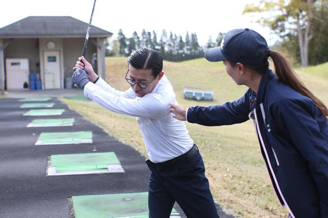 画像: ダウンスウィングで右肩が左に出ないように指導をする高島