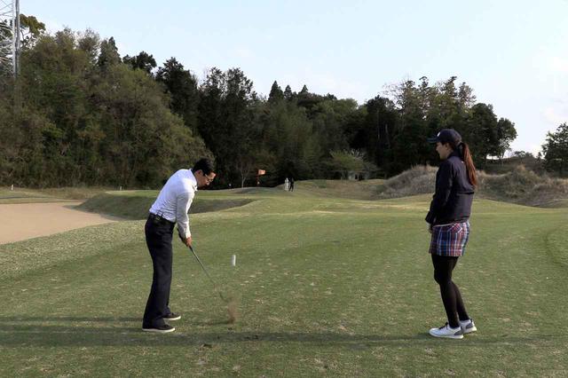 画像: ボール位置を変えてアプローチするジョニ男。ピン側1メートルにつけるミラクルショットに。