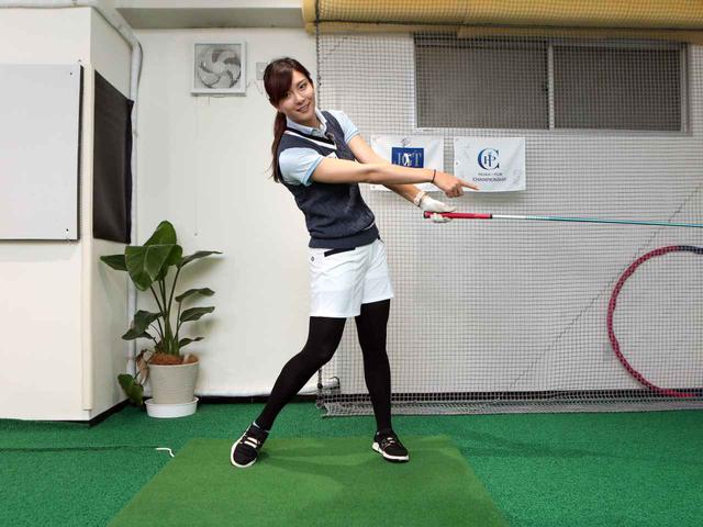 画像: 写真A:体と腕の向きが同じ方向を指すタイミングは、フォローが正解