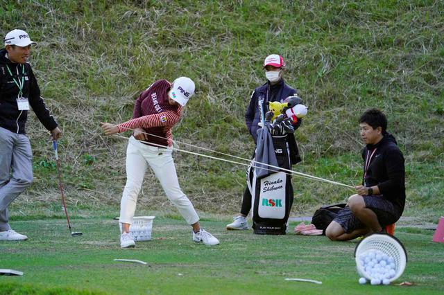 画像: 昨シーズン最終戦の会場でトレーニングに取り組む渋野。オフシーズンにはさらにトレーニングを重ね「ネオしぶこ」へと成長したという(撮影/岡沢裕行)