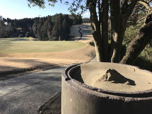画像: 目土が足りなくなったら、コースに複数設置された目土を貯めてある入れ物から補給しよう
