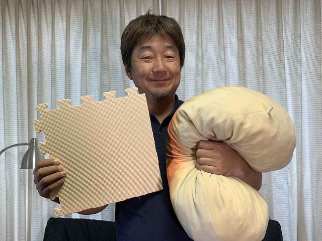 画像: 床や壁を傷つけないために、ペット用マットを芝代わりに、クッションを目標物にして挑戦