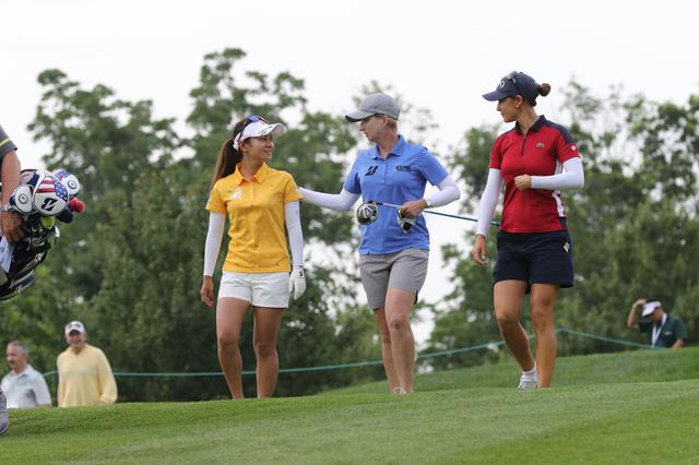 画像: 練習ラウンドを共にするカリー・ウェブ(左)と宮里藍(右)(写真は2017年の全米女子オープン 写真/南しずか)